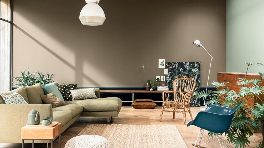 Sala de estar pintada de marrom e verde com sofá verde e estampas botânicas Dulux_CF21_Colour_of_the_year_Earth_colors_global_2