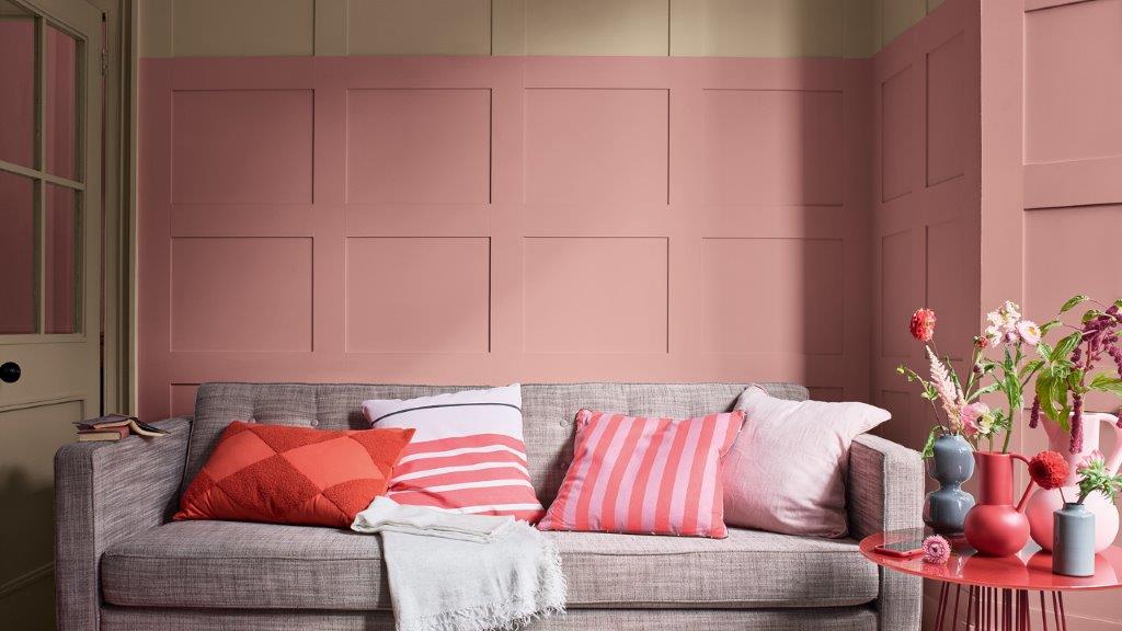 Sala de estar com painéis de rosa e parede Brave Ground Dulux_CF21_Color_of_2021_Expressive_colors_global_2
