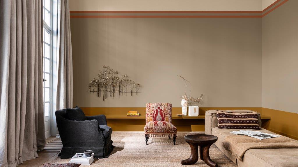 Sala de estar em Brave Ground com linha dourada baixa e uma parede creme dividida no alto Dulux_CF21_Colour_of_the_year_Timeless_colors_global_1