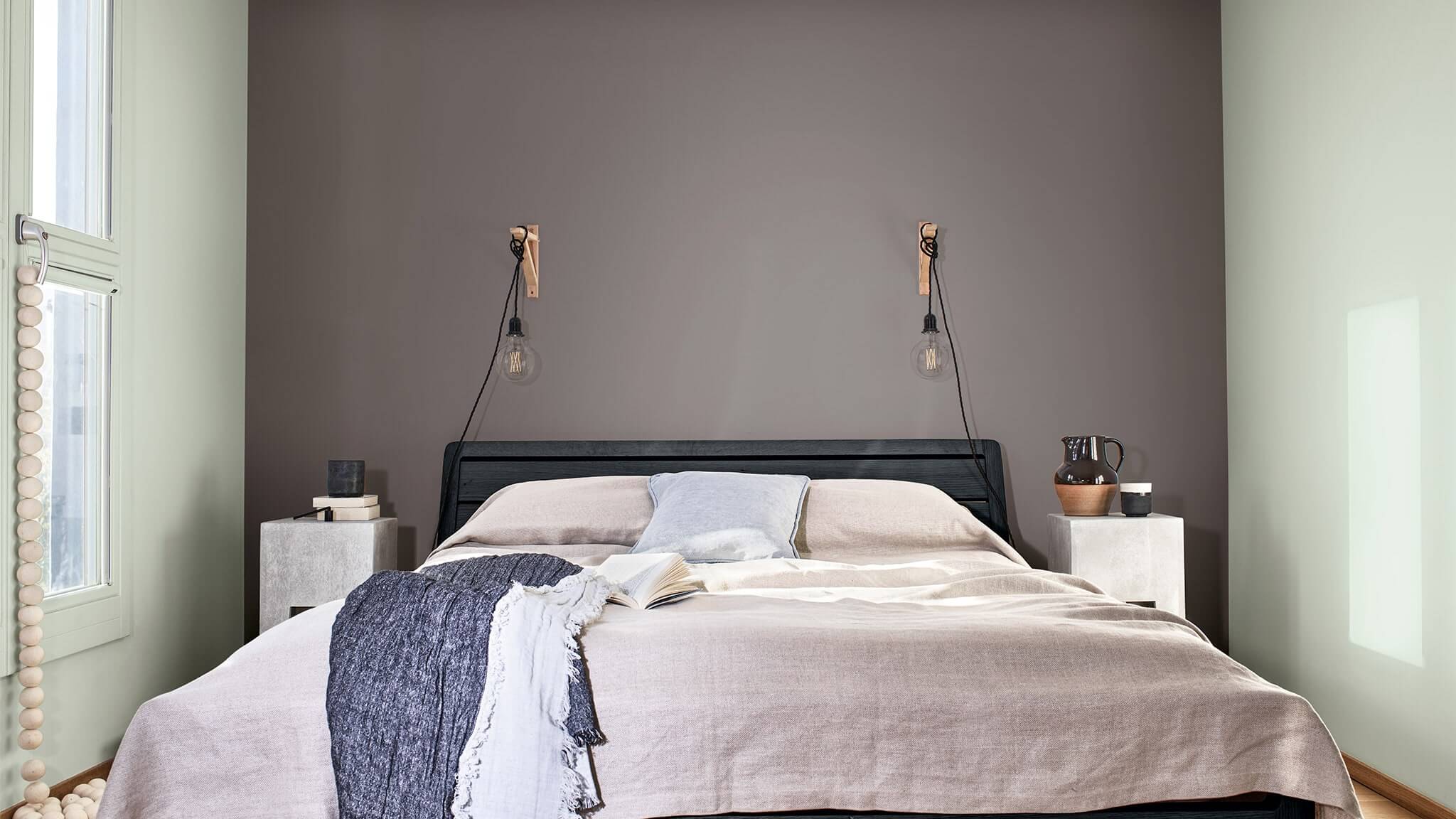 Um quarto calmo e tranquilo com a Cor do Ano de 2020 cf20_colour_of_the_year_2020_bedroom