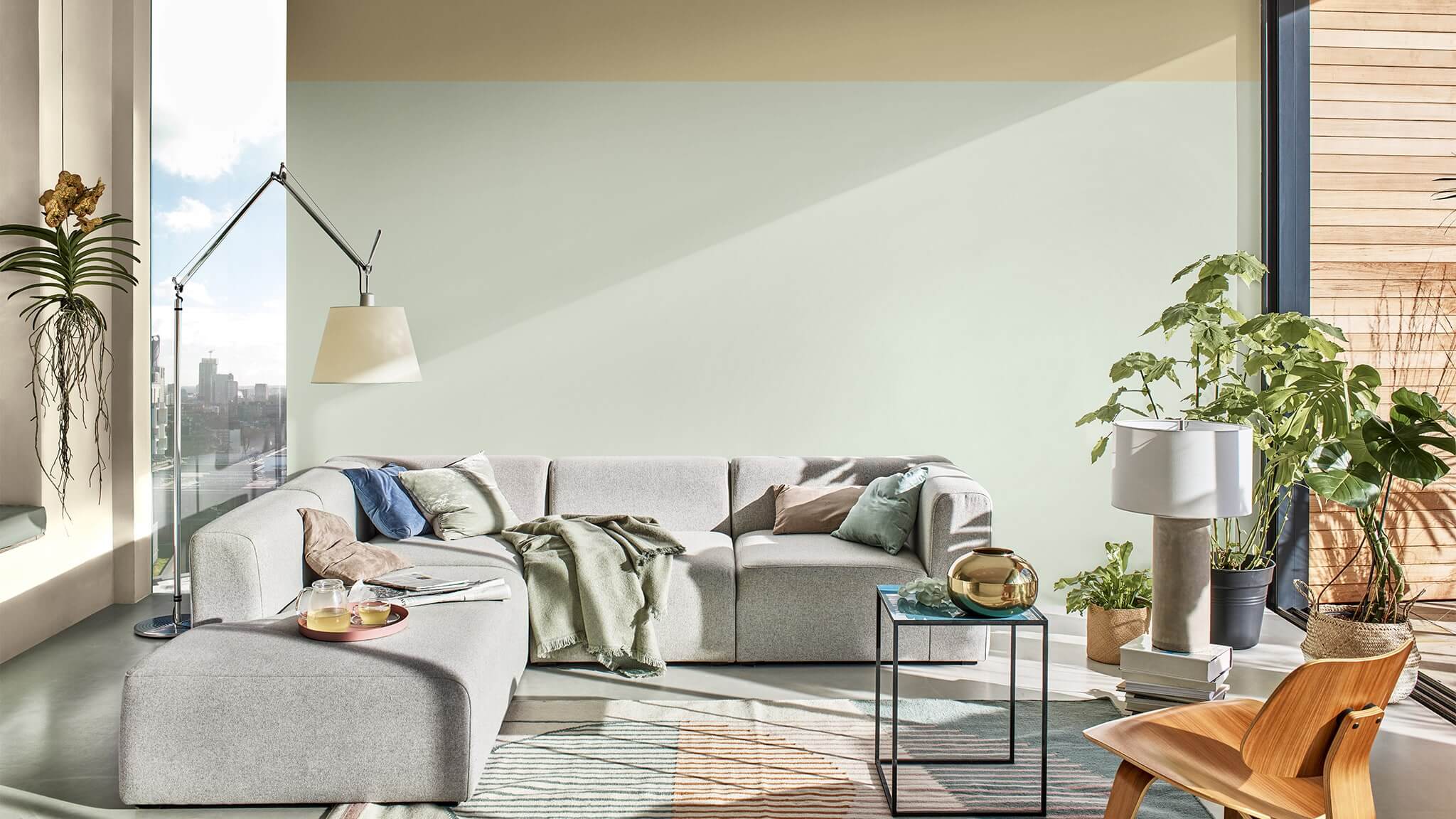 Sala de estar relaxante com parede de duas cores em Tranquil Dawn cf20_two-tone_room_2