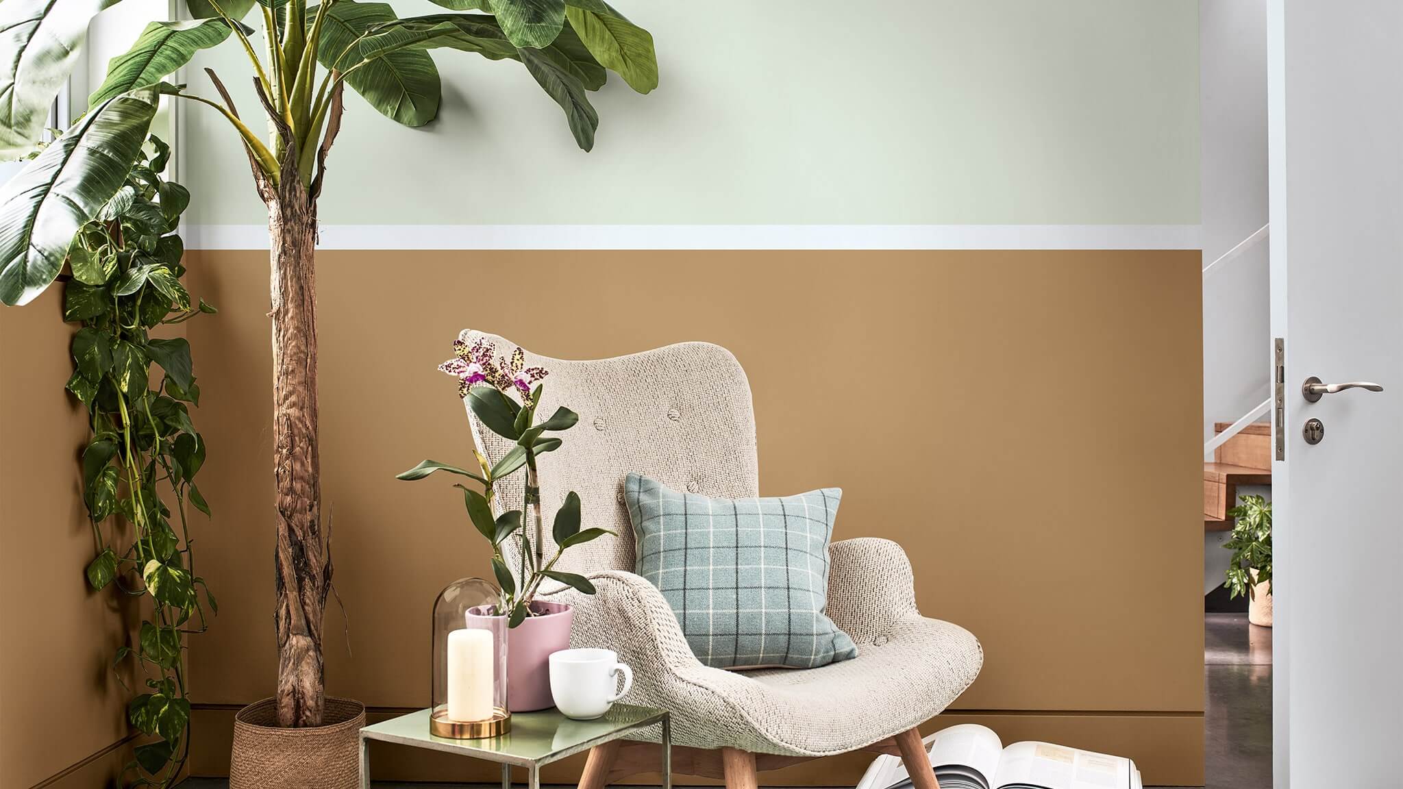 Sala de estar relaxante com uma parede de duas cores em ocre e verde claro cf20_two-tone_room_3