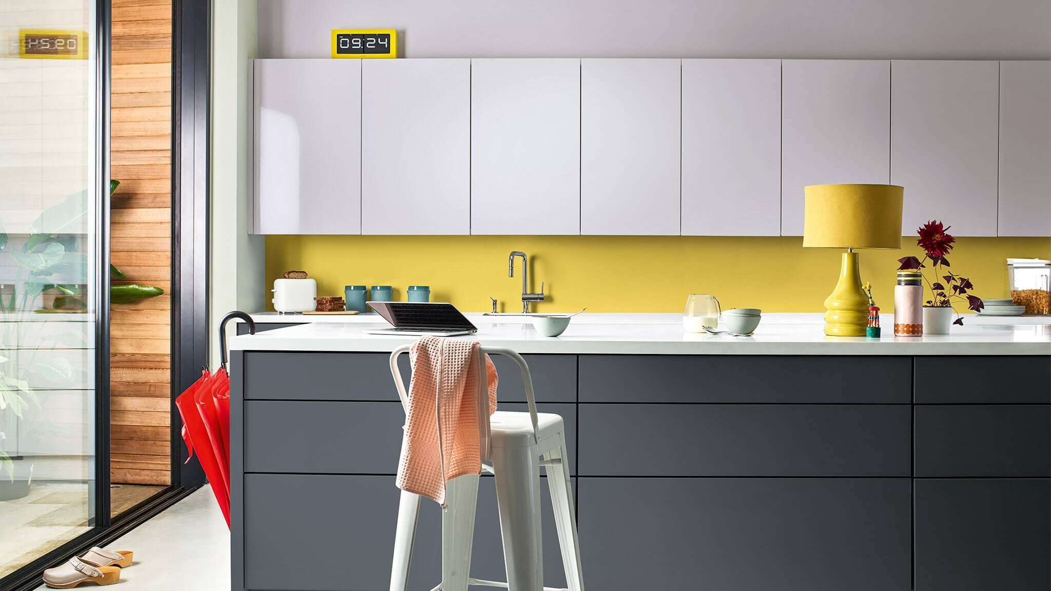 Cozinha colorida com a Tranquil Dawn, a Cor do Ano de 2020 da Coral cf20_color_of_the_year_2020_kitchen