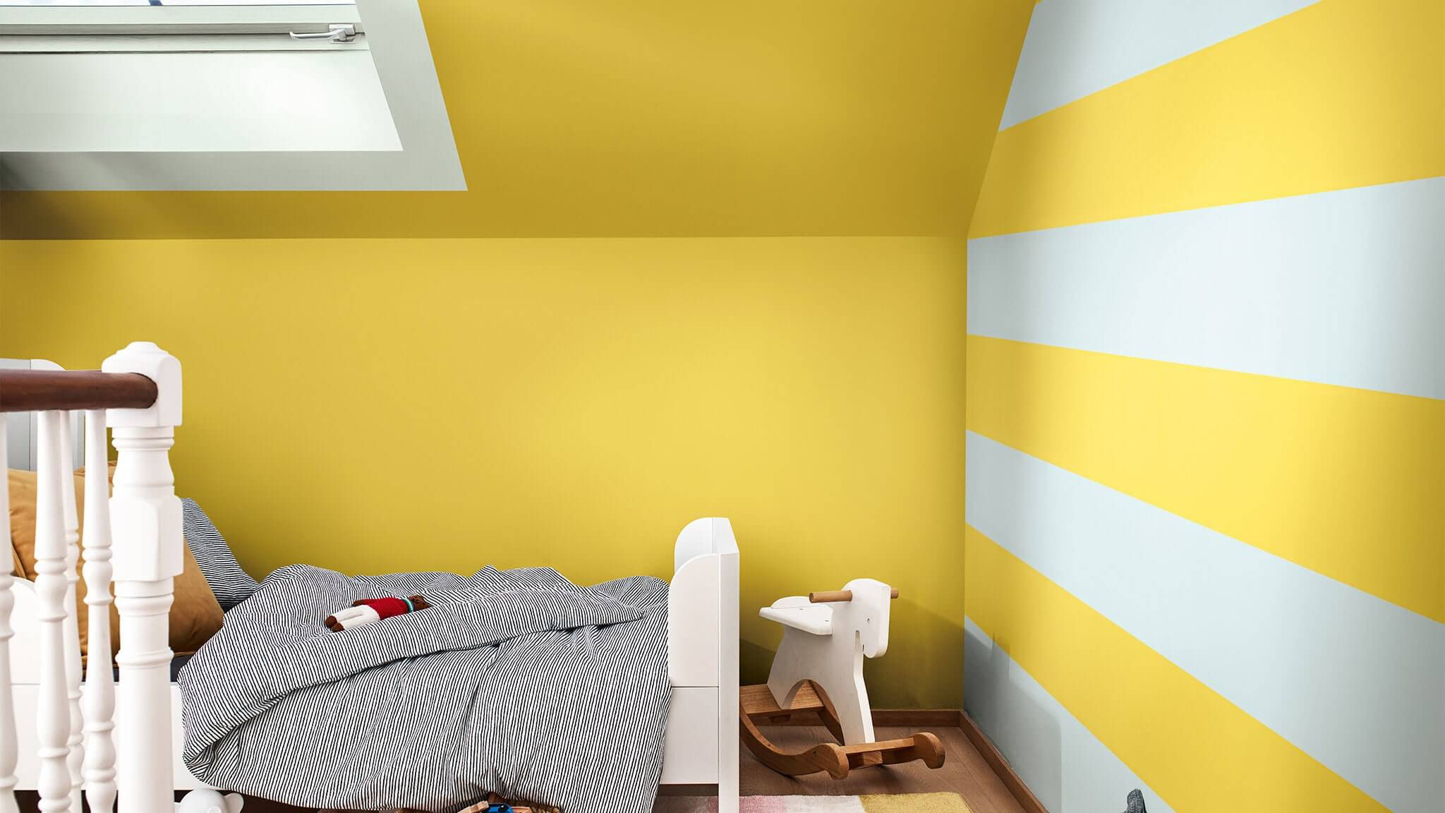 Um quarto de crianças com uma paleta de cores vibrantes e faixas energizantes cf20_play_color_palette_kids_room
