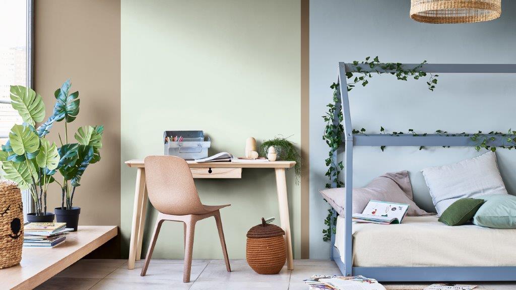 Escrivaninha pintada com listras verticais em diferentes tons de azul, verde e marrom Dulux_CF21_Colour_of_the_year_Earth_colors_global_4