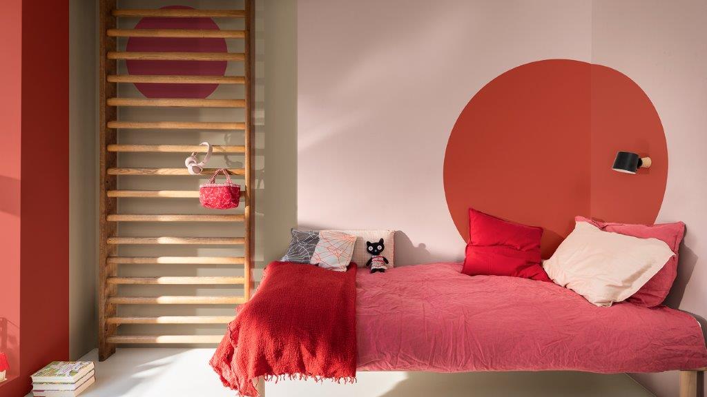 Rodas vermelhas em parede rosa com detalhes neutros Dulux_CF21_Colour_of_the_year_Expressive_colors_global_1