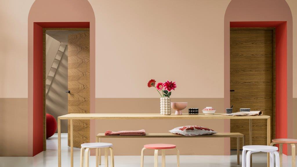Paredes da cozinha com arcos nas portas, mesa de jantar e bancos Dulux_CF21_Color_of_2021_Expressive_colors_global_3