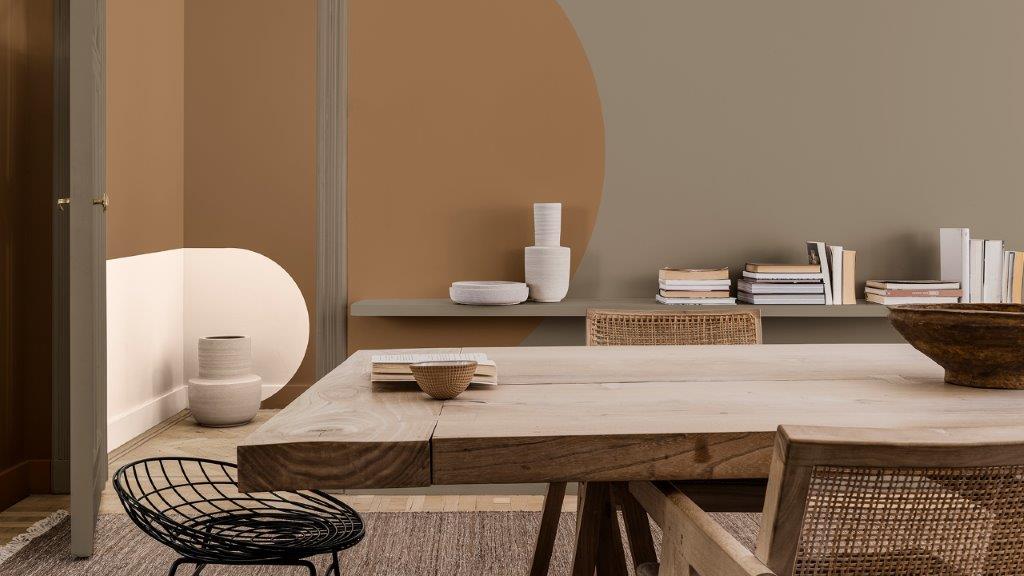 Sala de jantar com arcos pintados em creme e marrom nas paredes Dulux_CF21_ Colour_of_the_year_Timeless_colors_global_3