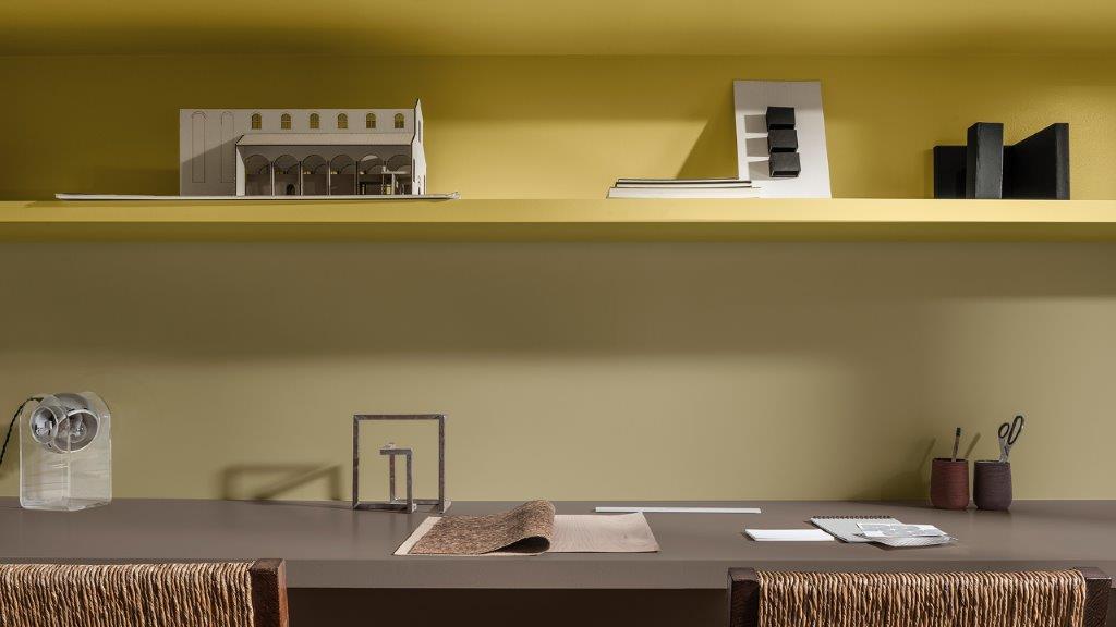 Estantes pintadas em amarelo e Brave Ground, mais duas cadeiras de palha. Dulux_CF21_ Colour_of_the_year_Timeless_colors_global_4